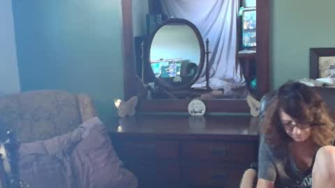 Snapshot of hidden_gold_milf chatting on October 16, 6:10 pm hidden_gold_milf online show from October 16, 6:10 pm