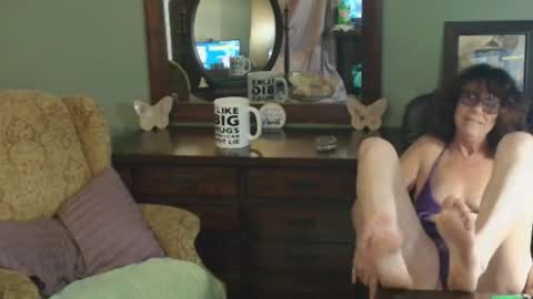Snapshot of hidden_gold_milf chatting on October 12, 7:55 am hidden_gold_milf online show from October 12, 7:55 am