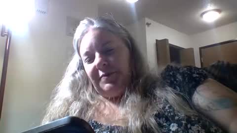 hippysnewhere online show from May 9, 2:24 am