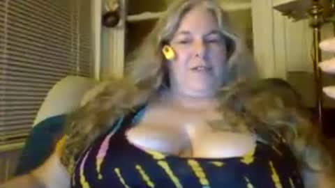 hippysnewhere online show from June 23, 4:10 am