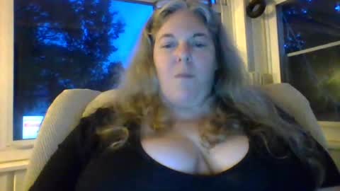 hippysnewhere online show from June 18, 9:14 am