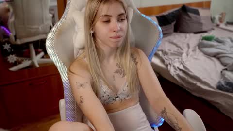 Holly online show from February 13, 6:53 pm