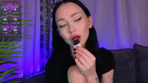 holly_berryy_ online show from October 12, 2:14 am
