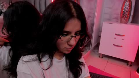 hollypeach_ online show from April 29, 9:42 pm