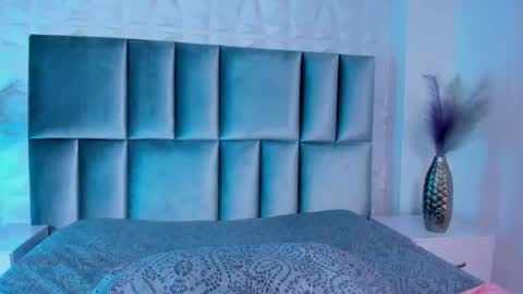 hollypeach_ online show from July 1, 8:30 pm