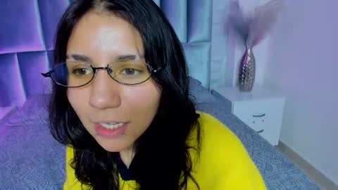 hollypeach_ online show from July 20, 8:20 pm