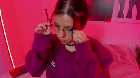 hollypeach_ online show from June 11, 8:05 pm