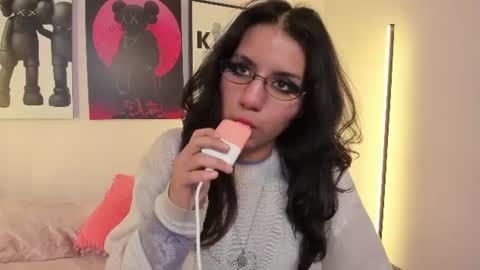 hollypeach_ online show from June 10, 7:56 pm