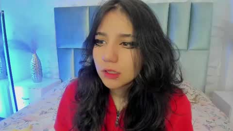 hollypeach_ online show from August 3, 8:14 pm