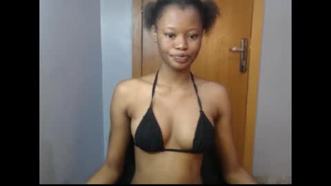 Snapshot of honey_juicydoll chatting on October 16, 9:45 am Sonia online show from October 16, 9:45 am
