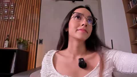 Sofia independent model online show from May 3, 11:35 am