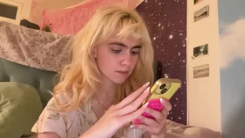 Emi Rose online show from December 15, 7:13 am