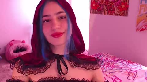 Snapshot of honeyypeaach chatting on December 22, 4:59 pm    online show from December 22, 4:59 pm