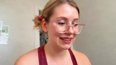 Snapshot of horney_audrey chatting on September 16, 3:25 am Audrey online show from September 16, 3:25 am