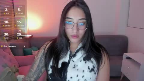 hottbee3645 online show from March 10, 8:46 pm