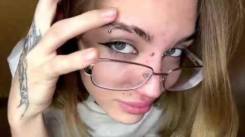 hsiuscherich online show from December 1, 11:14 am