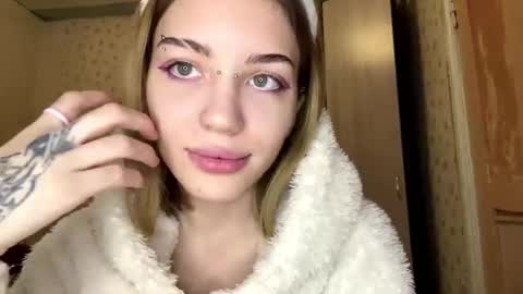 hsiuscherich online show from December 3, 10:06 am