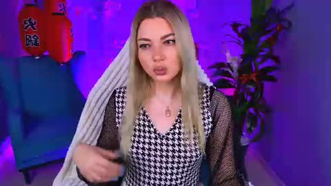 hyileyclark online show from June 21, 5:11 am