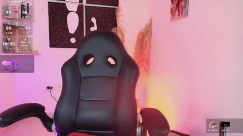 IM LOLA  online show from March 7, 5:58 am