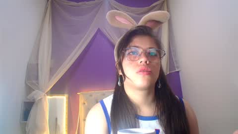 Snapshot of ingrid_casas chatting on December 18, 11:30 pm Ingrid petite online show from December 18, 11:30 pm