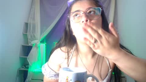 Snapshot of ingrid_casas chatting on December 15, 9:53 pm Ingrid petite online show from December 15, 9:53 pm