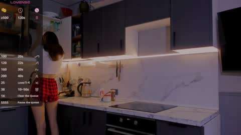 Snapshot of internetsexplorer chatting on December 13, 8:10 am Bernadette Join online show from December 13, 8:10 am