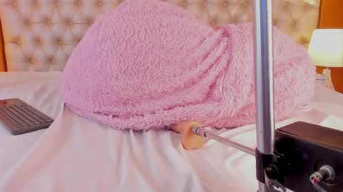 isabellaalux_ online show from May 6, 11:09 pm