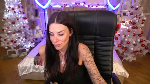 Snapshot of isabellafoxyy chatting on December 15, 1:43 pm Marina online show from December 15, 1:43 pm