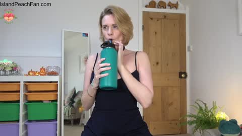 Snapshot of island_peach chatting on October 10, 7:08 pm Lou Peaches online show from October 10, 7:08 pm