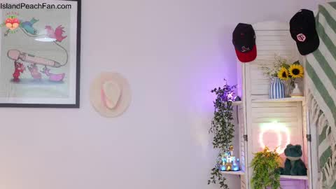 Lou  Peaches online show from May 3, 2:42 pm