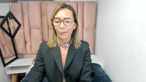 ISSA MILF online show from April 30, 5:40 pm