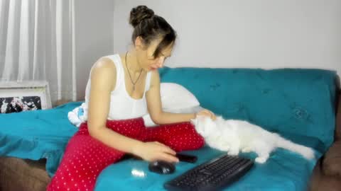 Snapshot of issabelle_69 chatting on February 15, 5:30 am Issabelle online show from February 15, 5:30 am
