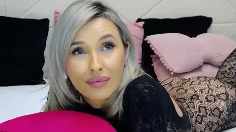 IssaSmyth online show from March 10, 4:44 pm