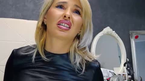 IssaSmyth online show from September 29, 7:35 am