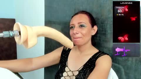 Snapshot of issys_milf chatting on February 13, 12:11 pm ISSYS online show from February 13, 12:11 pm