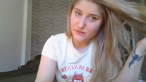 QUEEN222 online show from April 7, 10:17 am