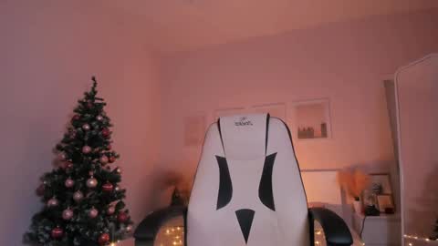 Snapshot of ivyhoney chatting on December 17, 6:45 am IVY - Follow me 3 online show from December 17, 6:45 am