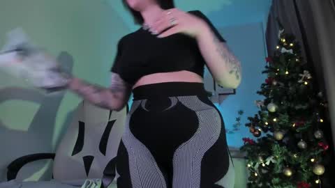 Snapshot of ivyhoney chatting on December 31, 6:37 am IVY - Follow me 3 online show from December 31, 6:37 am