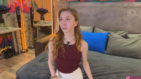 Snapshot of izi_fox chatting on September 11, 3:45 pm izi online show from September 11, 3:45 pm