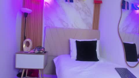 j_belle_ online show from July 9, 9:06 pm