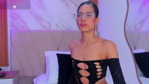 j_belle_ online show from July 20, 9:15 pm