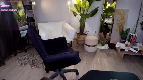jacqui online show from June 5, 12:37 am