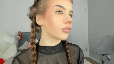 Snapshot of jenie_fire chatting on March 2, 1:42 pm Dolly online show from March 2, 1:42 pm