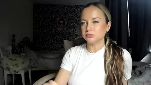 Jennifer online show from April 28, 11:47 am
