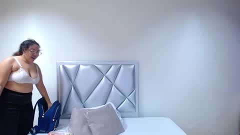 juicy_bignipples18 online show from January 13, 1:39 pm