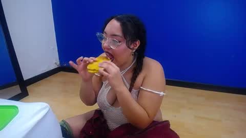 juicy_bignipples18 online show from January 17, 4:47 pm