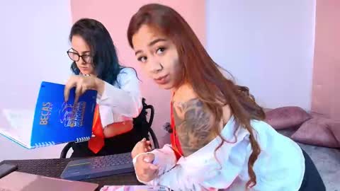 Jules and Gia online show from January 9, 5:06 pm