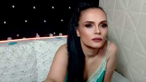Julia Divinne online show from July 2, 10:49 pm
