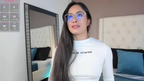 J U L IA   M A R T I N E Z online show from May 4, 6:44 pm