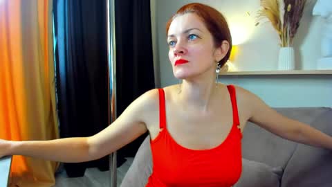 julia_suny online show from June 5, 6:52 am